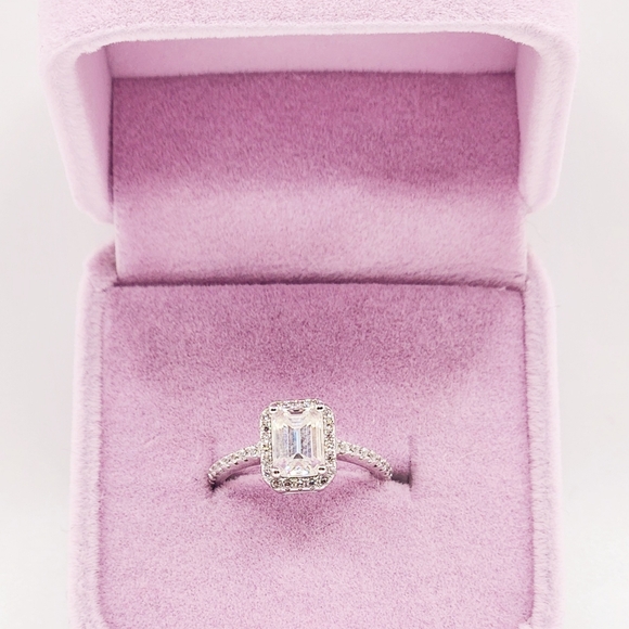1 carat emerald shaped moissanite halo band - Picture 3 of 10